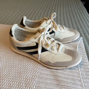 No Boundaries Black and White Sneakers Size 9